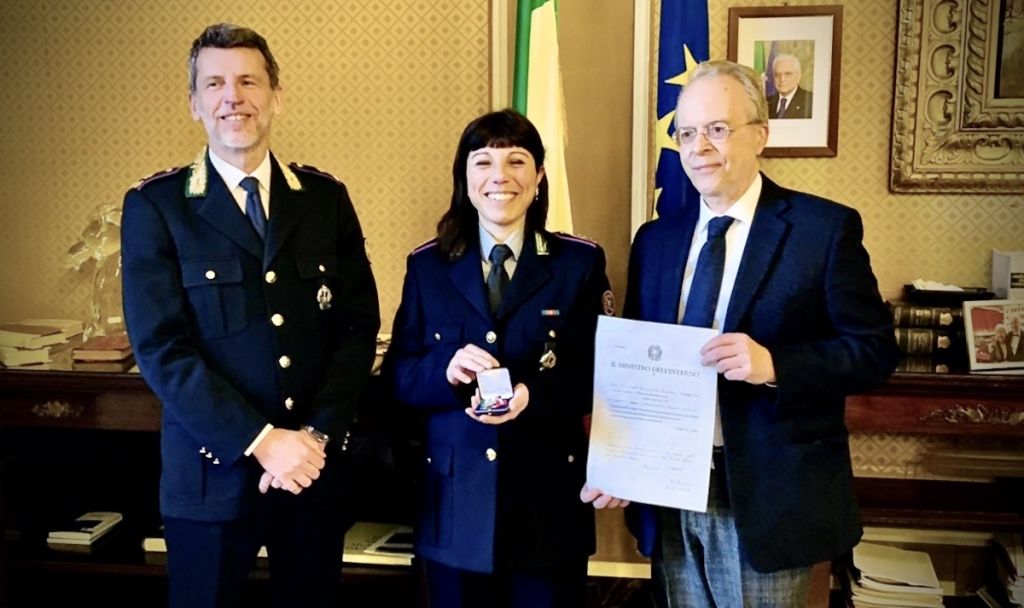 L'agente Vittoria Sollima riceve la Medaglia al valore civile
