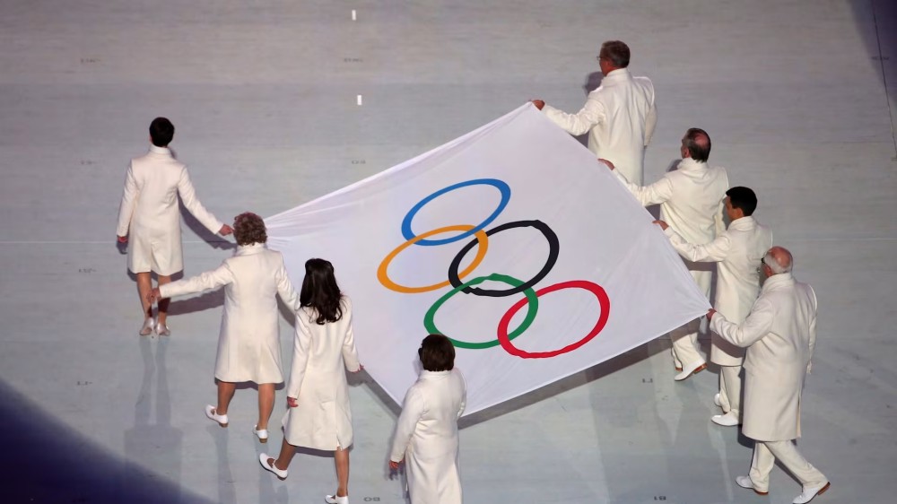 Milano Cortina 2026 — Dieci volti per la Bandiera Olimpica alla Cerimonia di Apertura