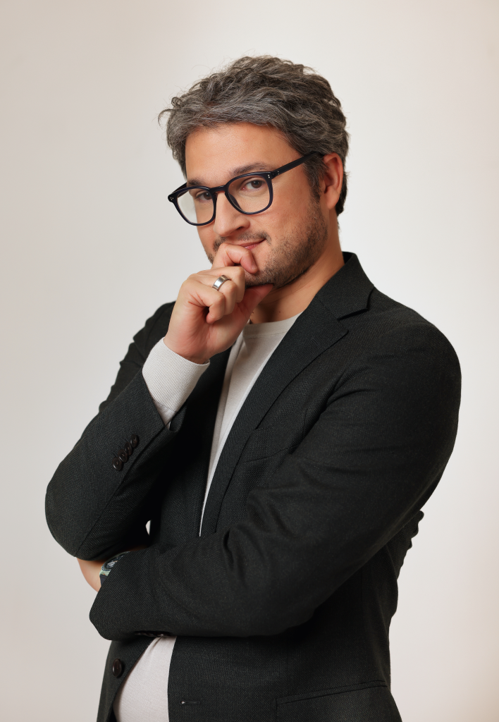 Al Teatro Manzoni di Milano una serata che cambia prospettiva: Luca Mazzucchelli porta in scena “Terapia al contrario”