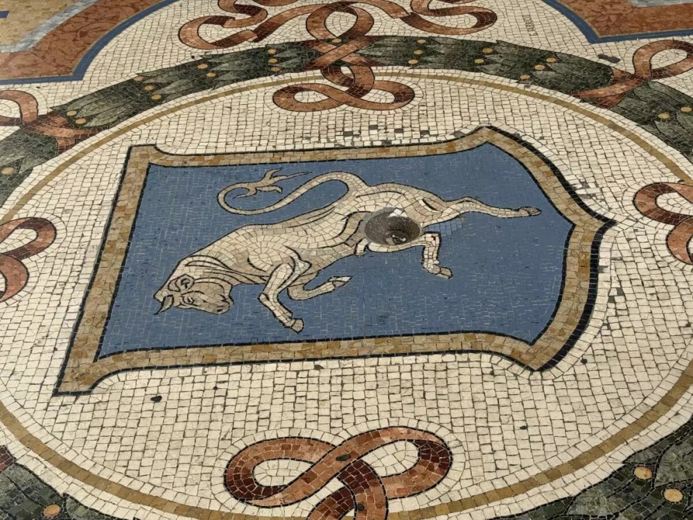 Galleria Vittorio Emanuele II, al via il restauro del Toro nell’Ottagono