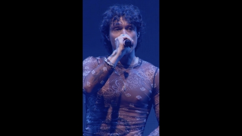 Video: Irama riempie l’Unipol Forum e annuncia i...