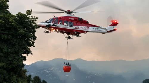 Incendio sul Monte Goj a Como: 50 sfollati, fiamme a 20 metri dalle case. Fontana: